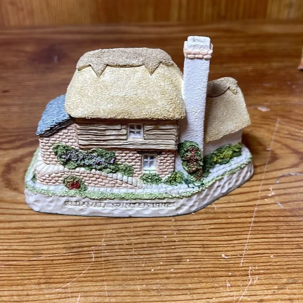 David Winter Cottages‎ Birthstone Wishing Well 1992 December